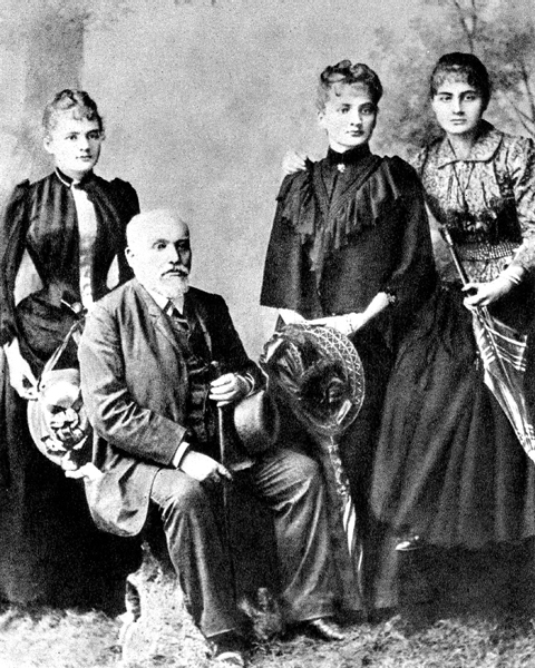 Marie Skłodowska (Curie) insieme al padre e alle sorelle nel 1890 