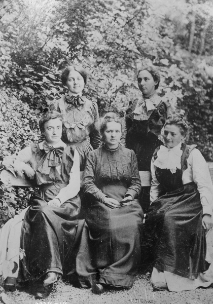 Marie Curie con a quattro studentesse